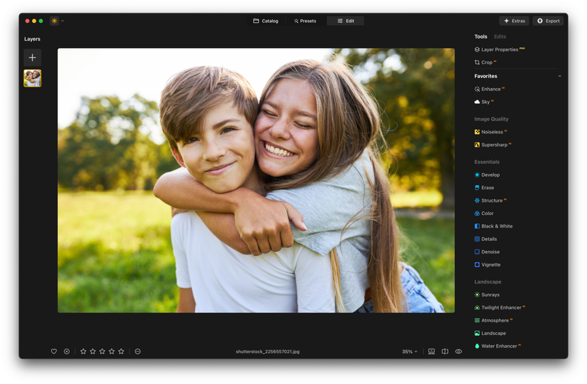 Sibling Photo Ideas: 15 Ideas for Sibling Photo Shoot | Skylum Blog(21)