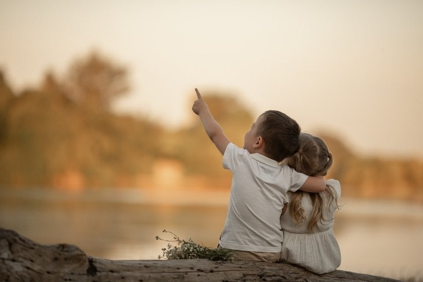 Sibling Photo Ideas: 15 Ideas for Sibling Photo Shoot | Skylum Blog(22)