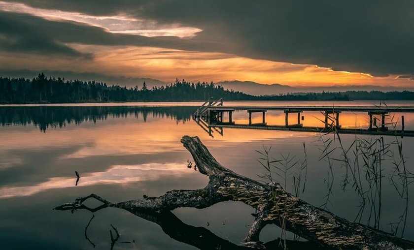 A bridge with a snag at sunset | Skylum Blog
