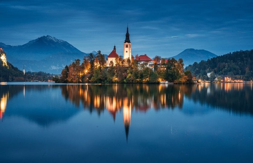 A castle in the middle of a river at blue hour | Skylum Blog