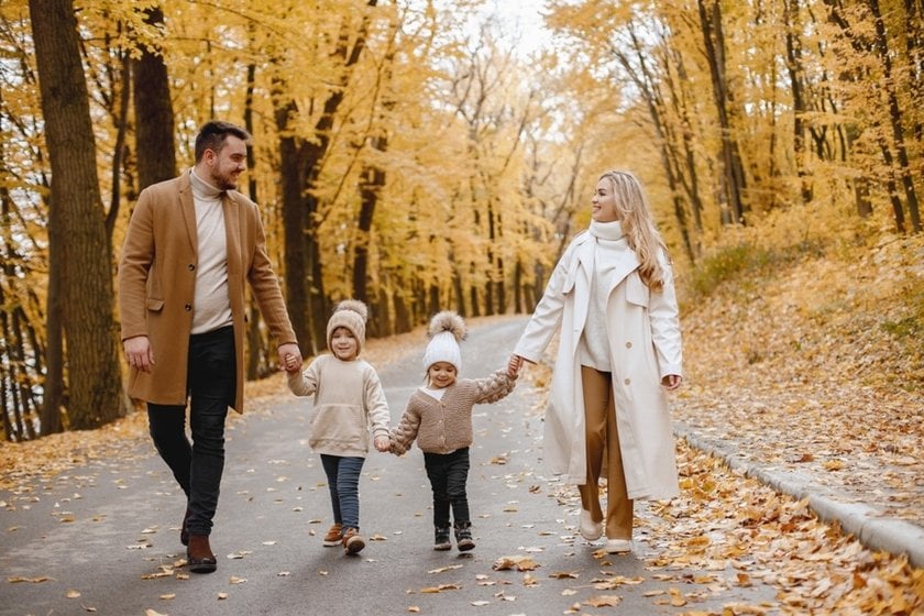 A photo of a family in an autumn park | Skylum Blog