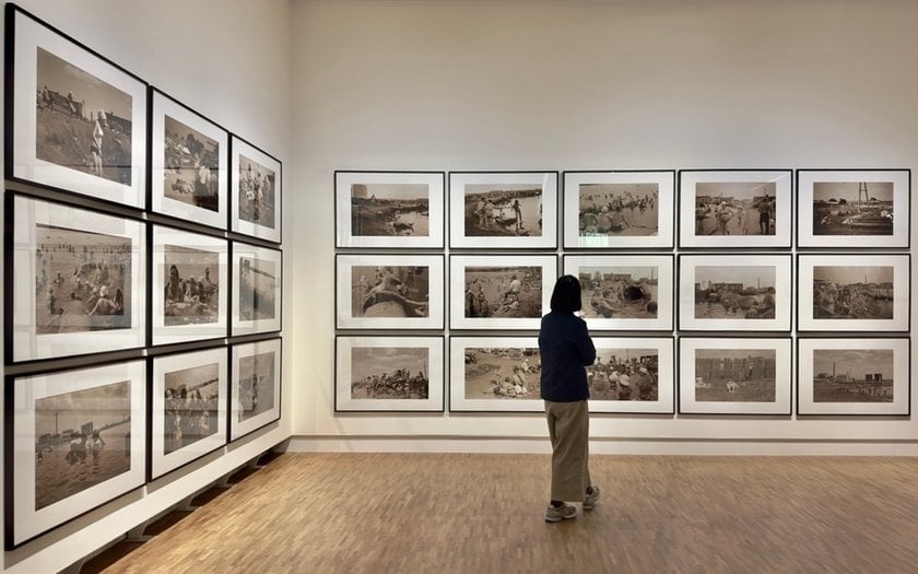 Man at a photo exhibition | Skylum Blog