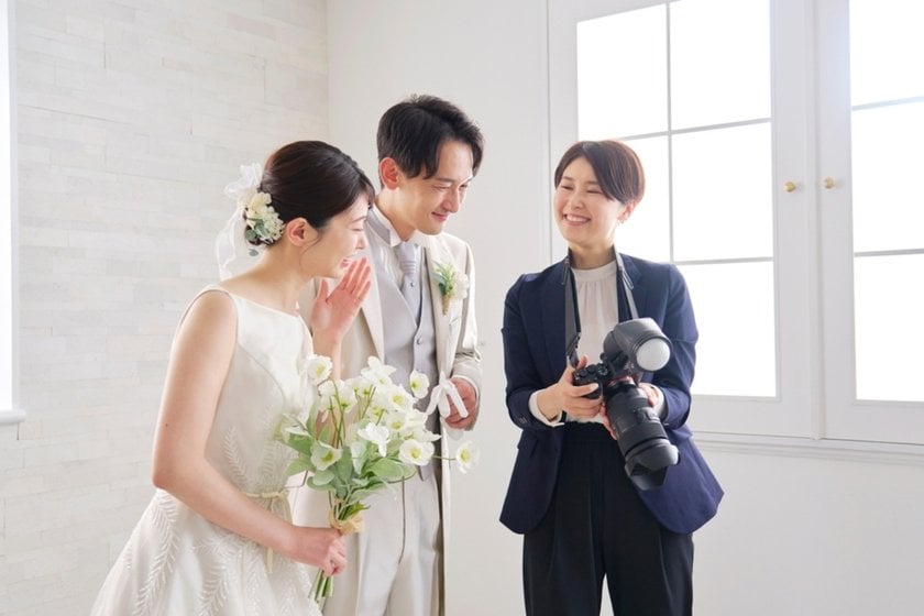 Photographer with a married couple | Skylum Blog