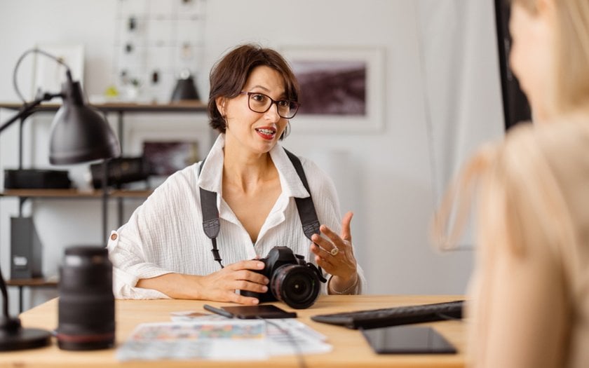 Photographer with camera and client | Skylum Blog