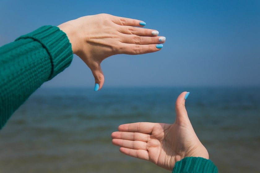 Girl Showing the Size of an Imaginary Photo with Her Hands | Skylum Blog