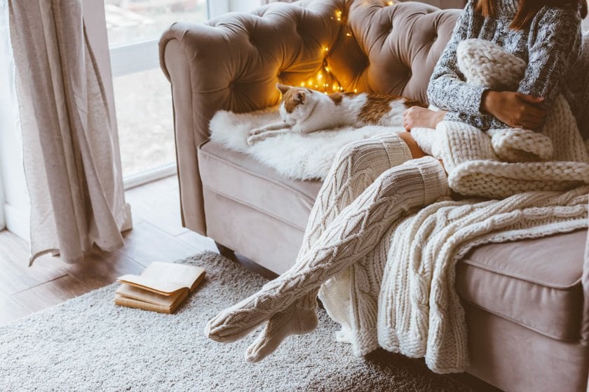 Girl and Cat Sitting on a Sofa in a Winter Atmosphere | Skylum Blog