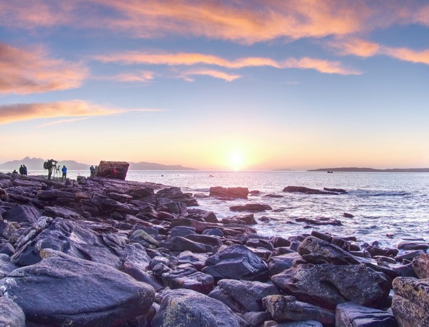 Photo of sunset with large rocks in the foreground | Skylum Blog