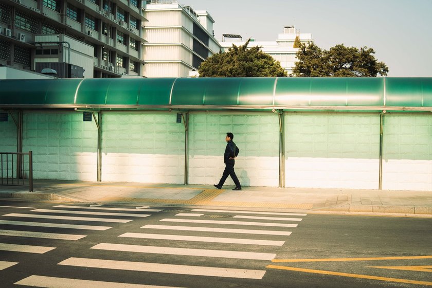 35mm vs 50mm Street Photography: Choosing the Best | Skylum Blog(8)