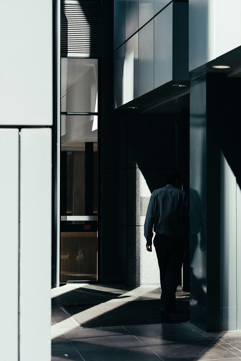 35mm vs 50mm Street Photography: Choosing the Best | Skylum Blog(3)