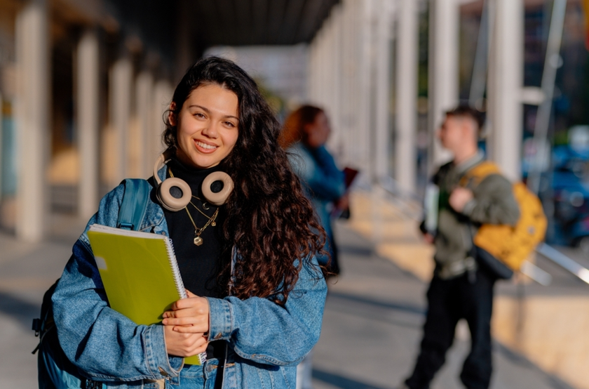 Студентка з навушниками для конкурсу студенти гранд | Skylum Blog