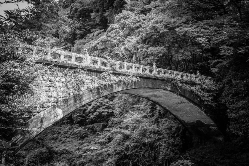 Black and white photo of a bridge with a vignette effect | Skylum Blog