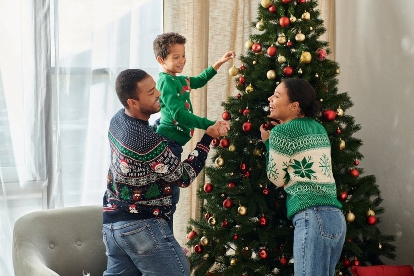 A family decorates a Christmas tree | Skylum Blog