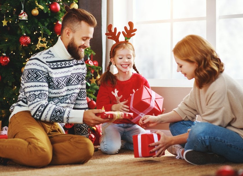 Parents and daughter exchange gifts | Skylum Blog