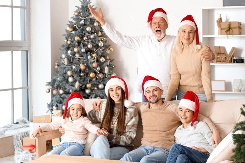 Family photo in Santa hats | Skylum Blog