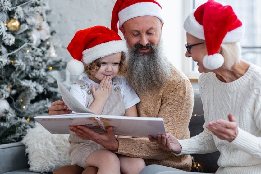 Grandparents read stories to their granddaughter | Skylum Blog