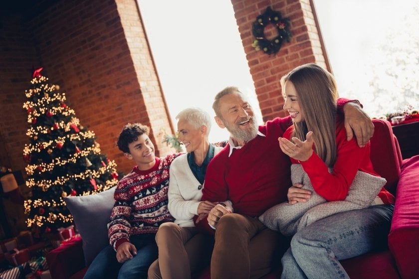 A family is sitting on a sofa by the window and talking | Skylum Blog