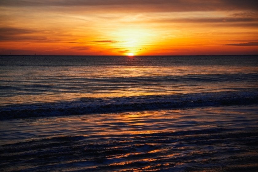 Photo of the ocean during golden hour | Skylum Blog