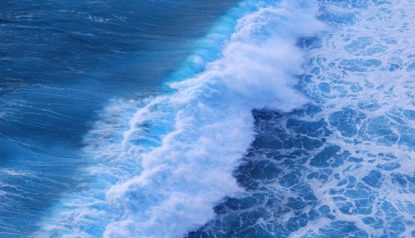 Ocean waves close up | Skylum Blog