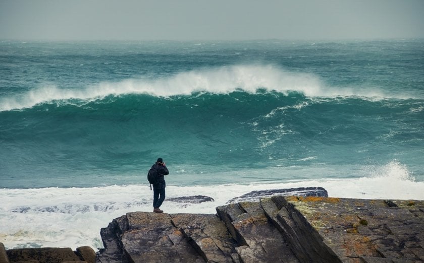 A photographer takes a photo of the ocean | Skylum Blog