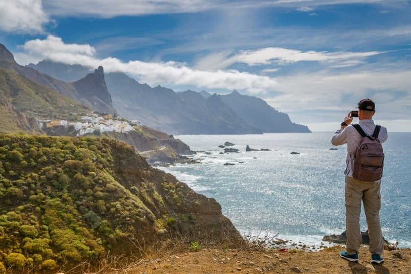 A man takes a photo of the ocean | Skylum Blog