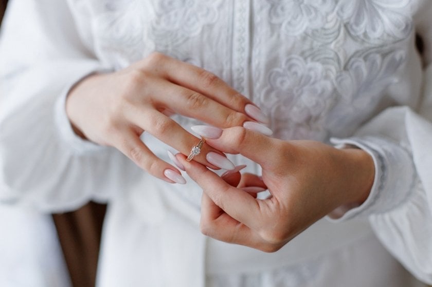 A girl puts a ring on her finger | Skylum Blog