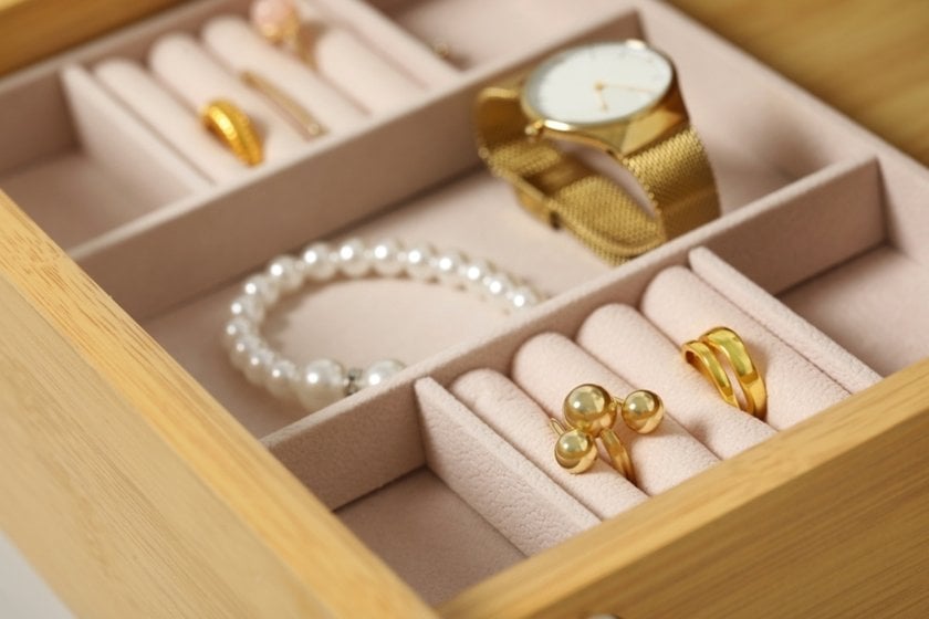 Photo of rings with other jewelry in a box | Skylum Blog