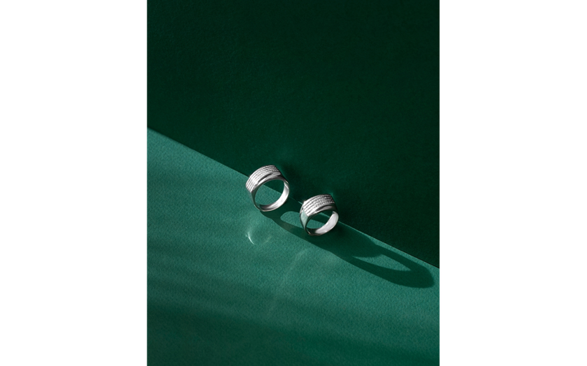 Rings on a green background | Skylum Blog