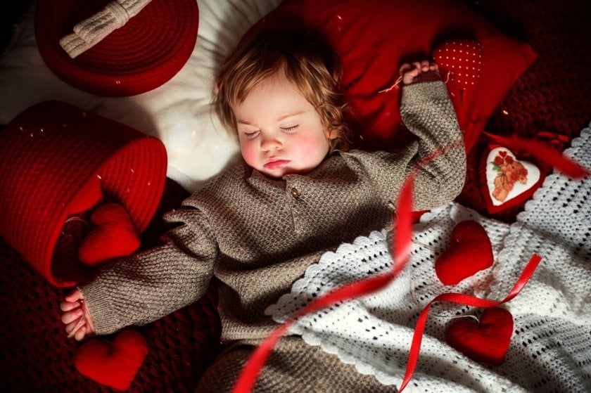 The baby sleeps in a knitted suit covered with a blanket | Skylum Blog