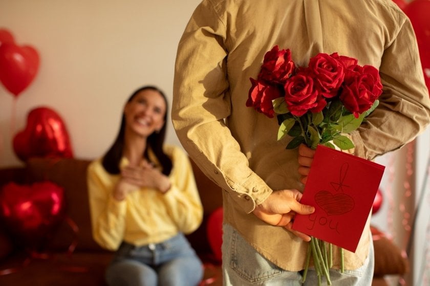 Couple with red roses and heart balloons | Skylum Blog