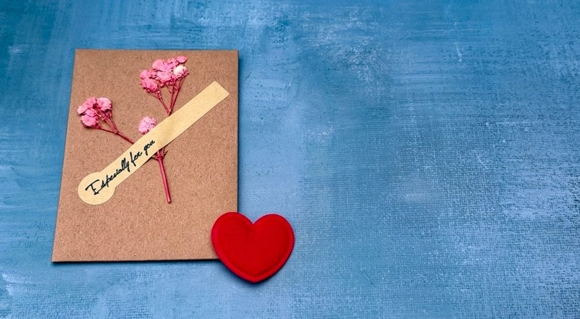 Dried flower and wooden heart on a craft paper card | Skylum Blog