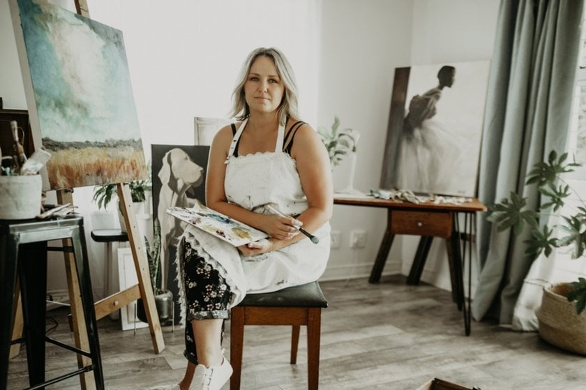 Portrait of a girl in a drawing studio | Skylum Blog