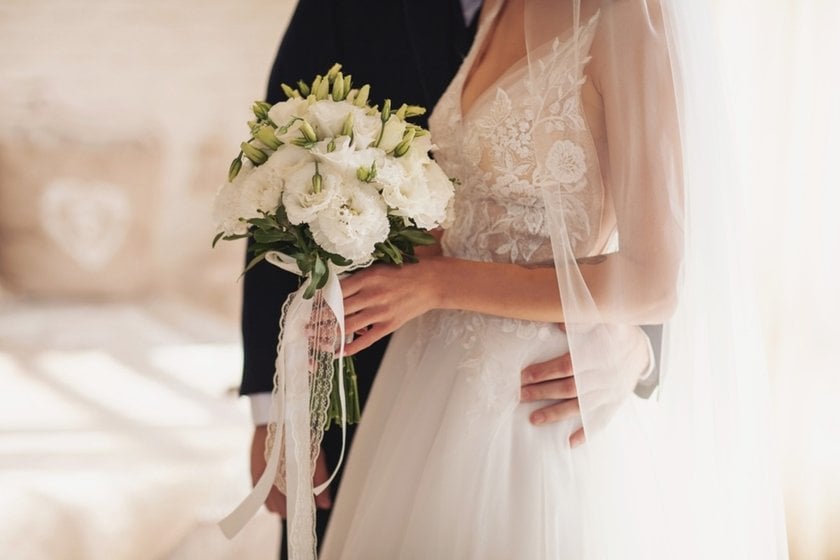 Wedding photo with the bride's bouquet | Skylum Blog