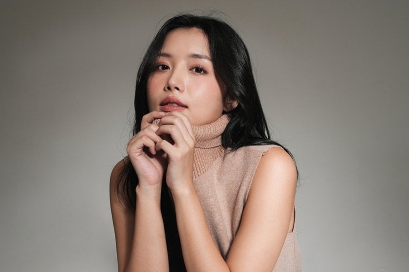 Portrait of a girl on a gray background | Skylum Blog