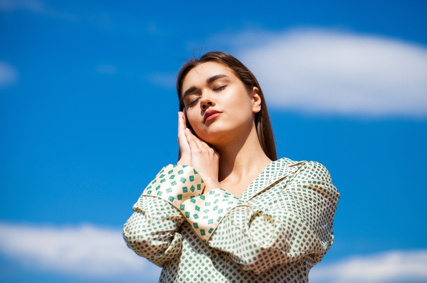 Portrait of a girl against the sky | Skylum Blog