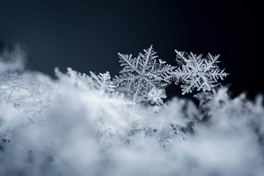 Clear and Beautiful Macro Photo of Snowflakes | Skylum Blog