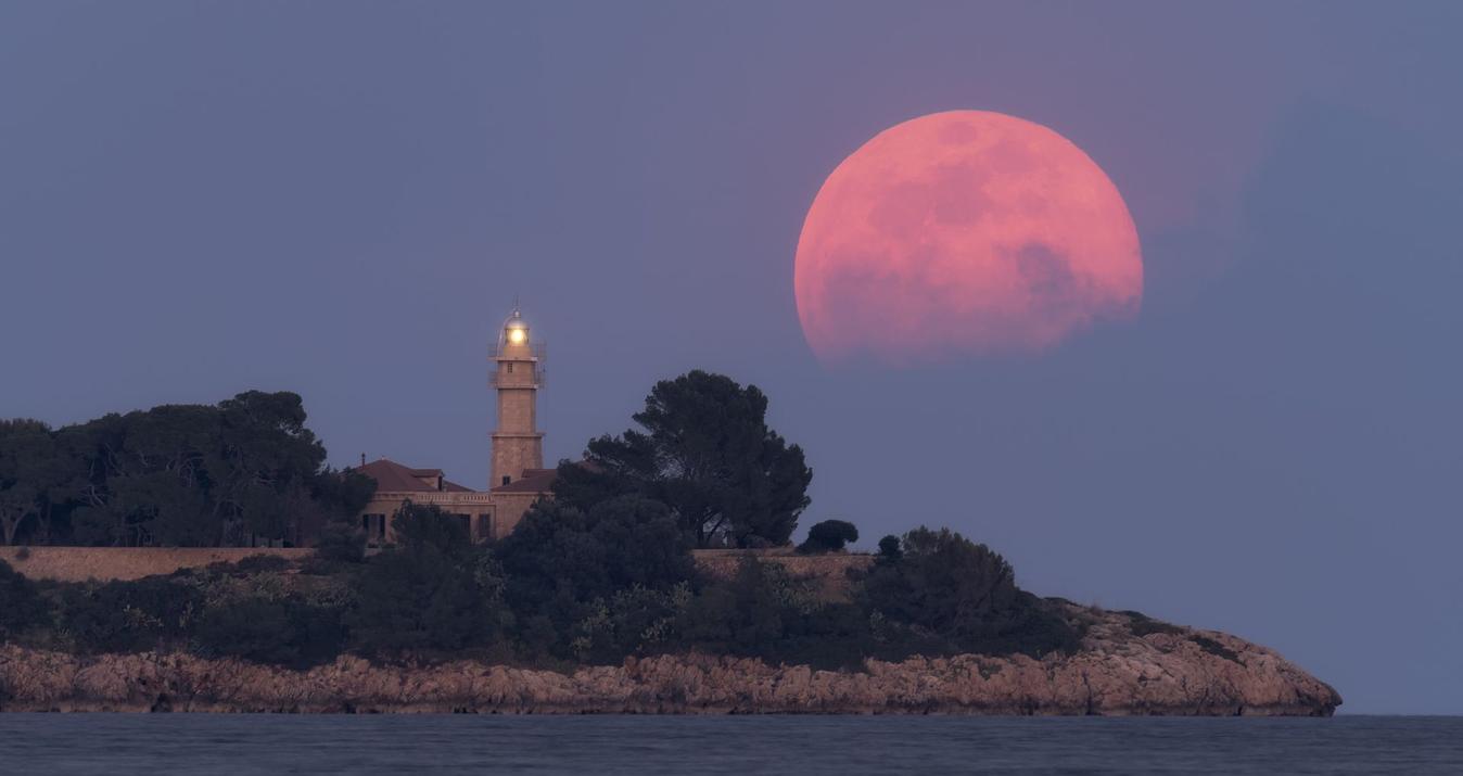 Capturing the Magic: Guide to Planning and Photographing the Moonrise