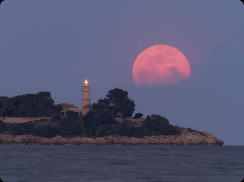 Capturing the Magic: Guide to Planning and Photographing the Moonrise