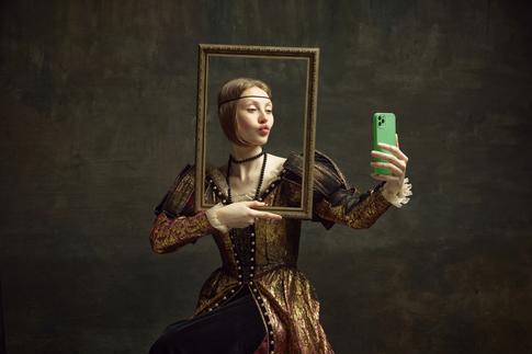 Creative Selfies to Wow Your Followers [Ideas + Tips]