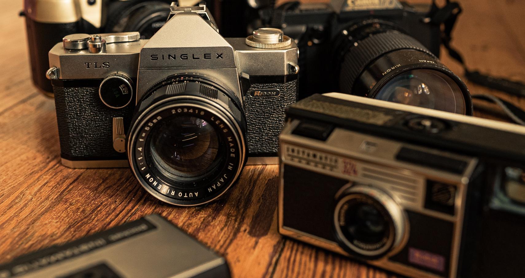 Cámaras :)  Vintage cameras, Vintage photography, Camera wallpaper